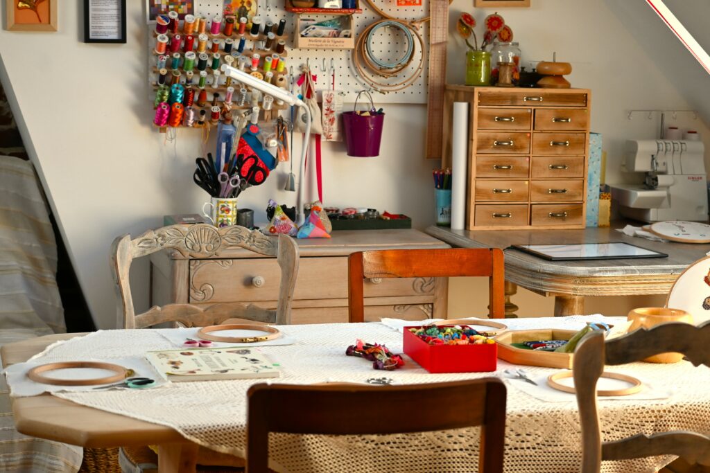 Atelier de broderie sous les toits cosy