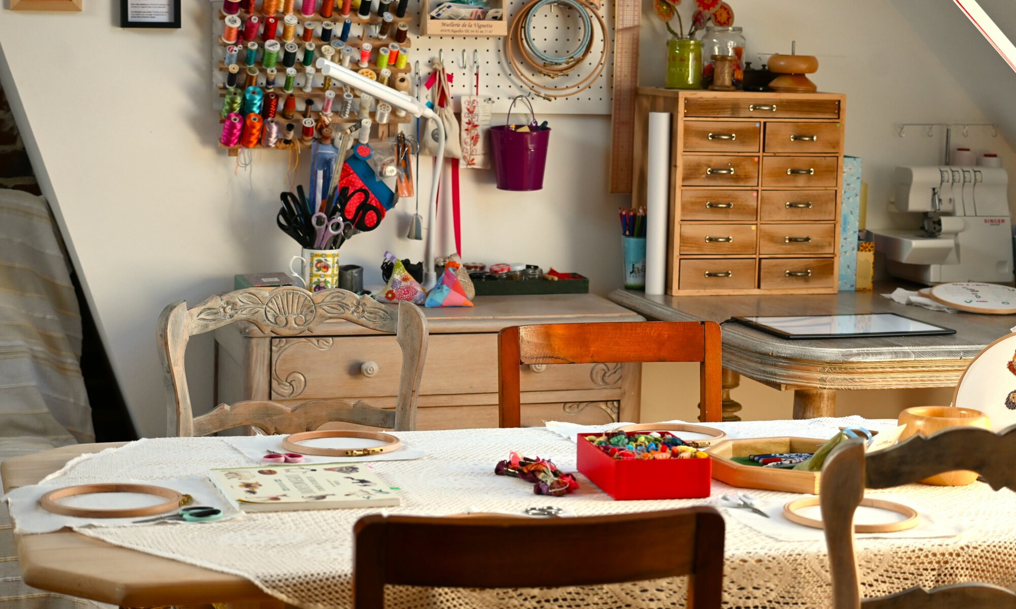 Atelier de broderie sous les toits cosy