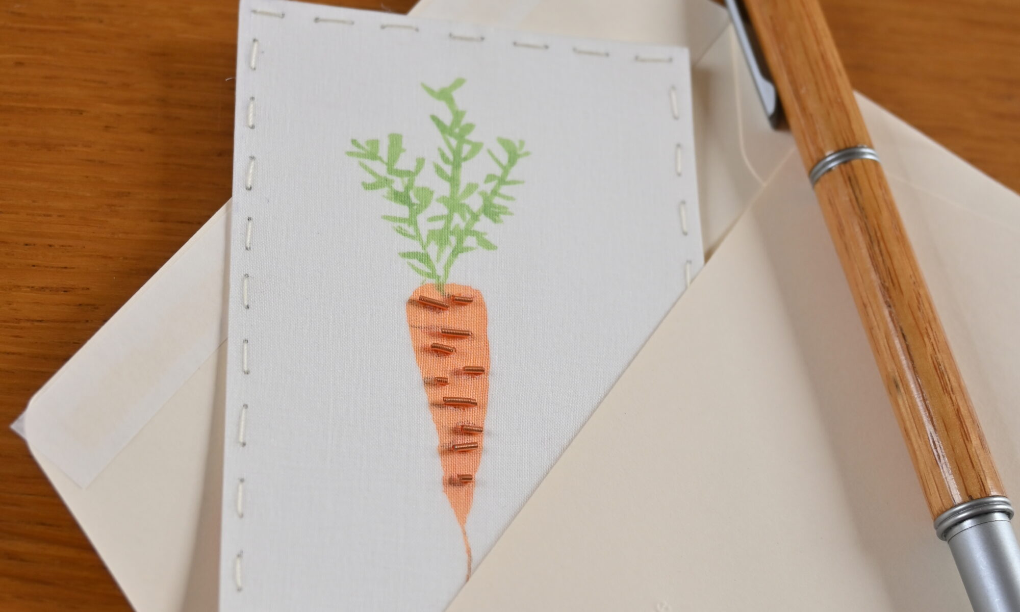 Broderie d'une carotte sur organza de soie cannetille orange
