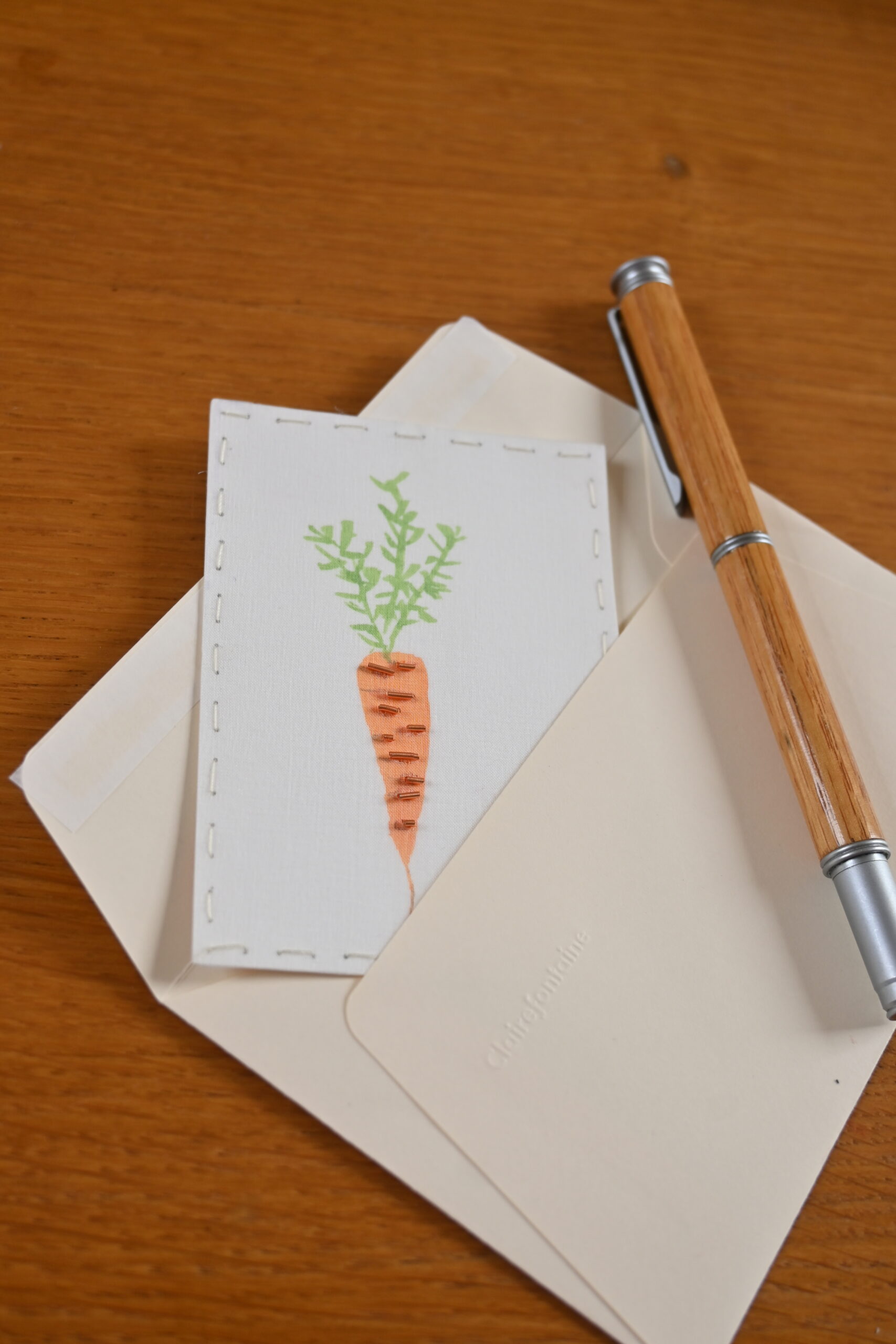 Broderie d'une carotte sur organza de soie cannetille orange