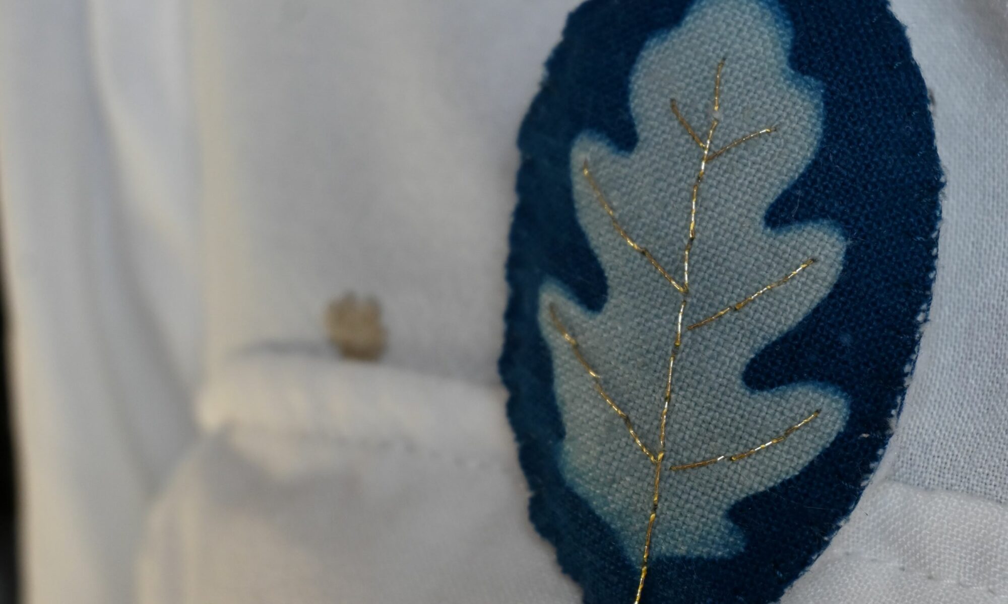 Broche cyanotype feuille de chêne nervures brodées au fil d'or