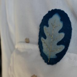 Broche cyanotype feuille de chêne nervures brodées au fil d'or