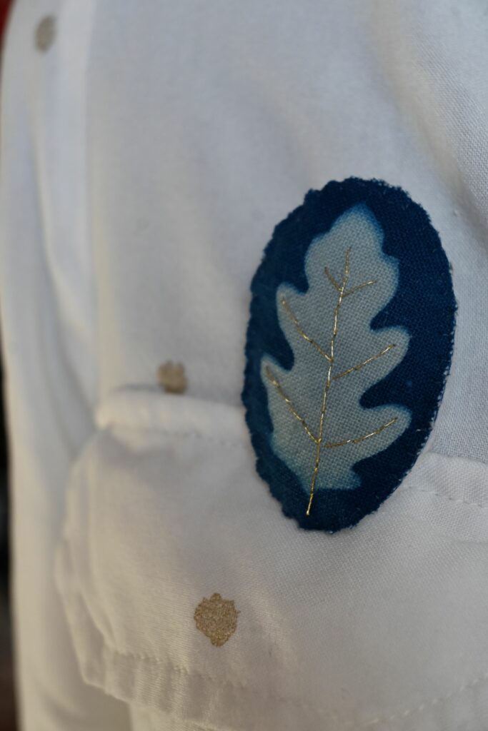 Broche cyanotype feuille de chêne nervures brodées au fil d'or