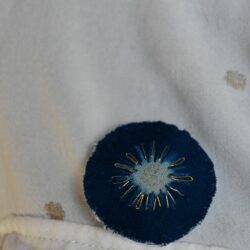Broche imprimé en cyanotype sur tissu brodé au point de sable