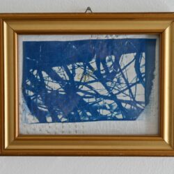 Cadre doré chiné, cyanotype branches d'arbre, oisean brodé au fil d'or