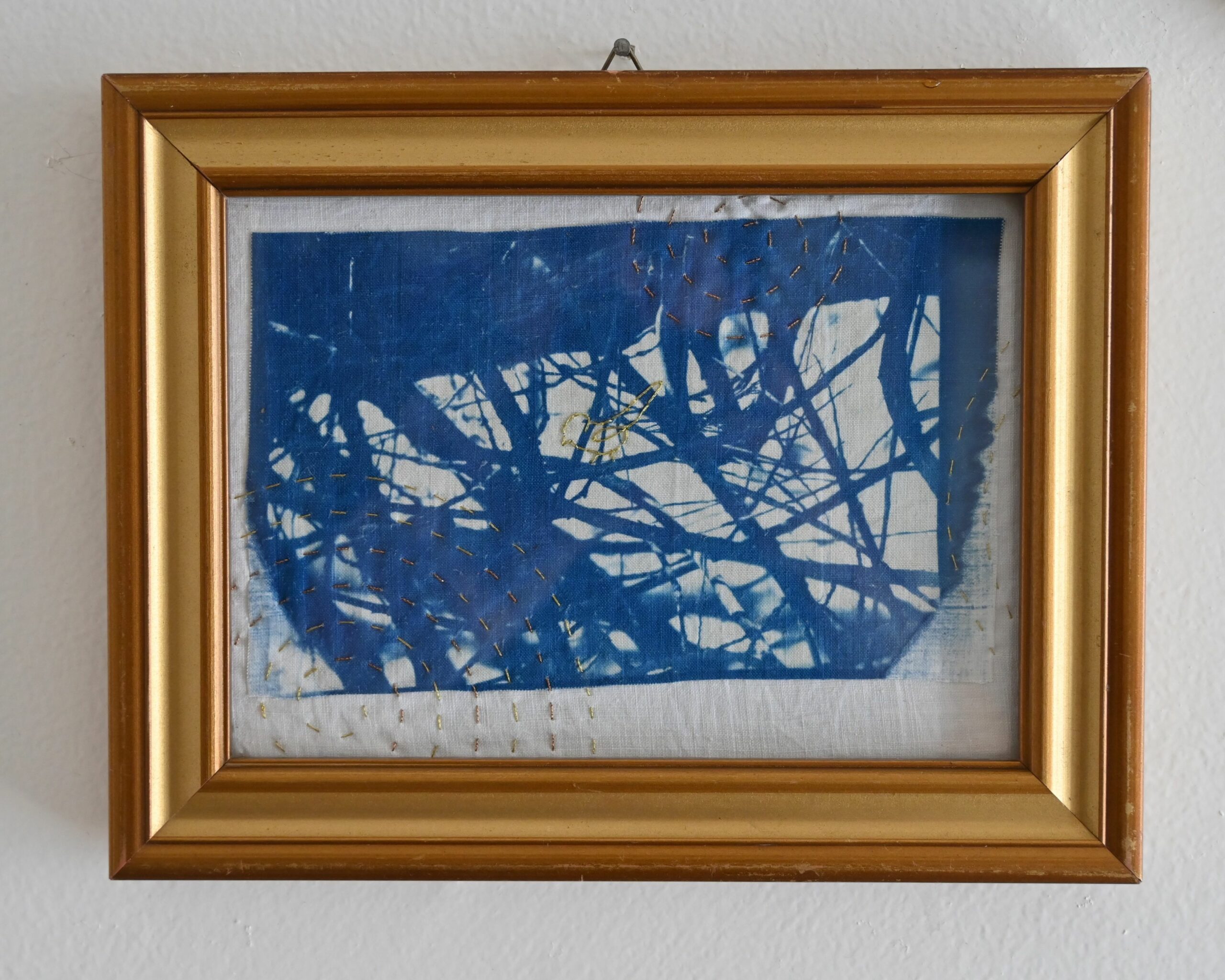 Cadre doré chiné, cyanotype branches d'arbre, oisean brodé au fil d'or