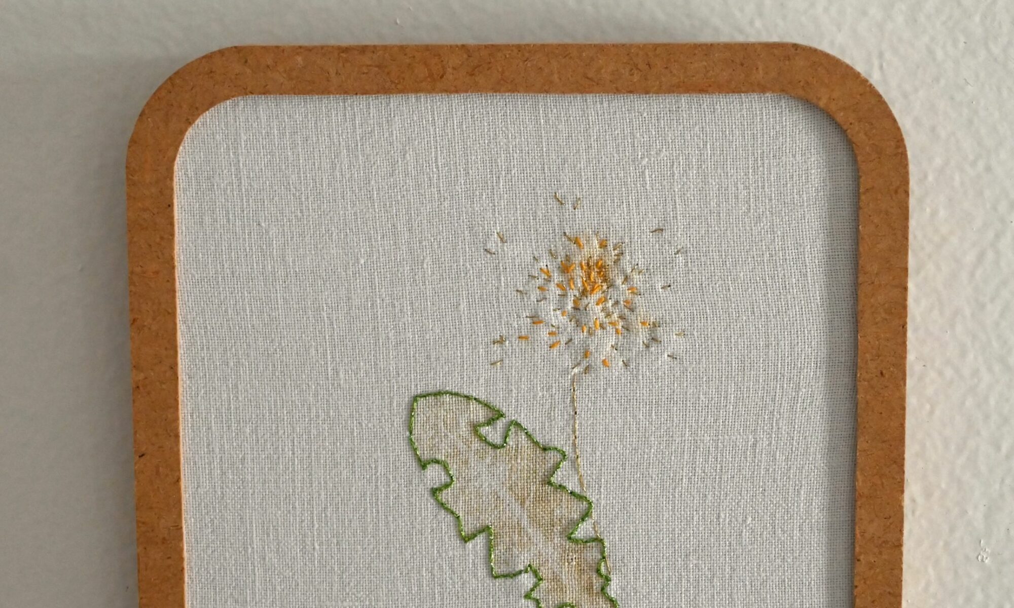 Feuille et fleur de pissenlit imprimé selon la technique du tatakizomé puis brodé