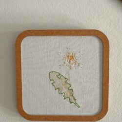 Feuille et fleur de pissenlit imprimé selon la technique du tatakizomé puis brodé