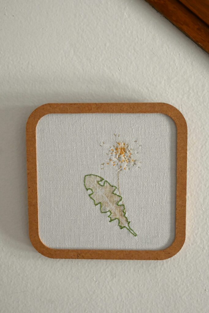 Feuille et fleur de pissenlit imprimé selon la technique du tatakizomé puis brodé
