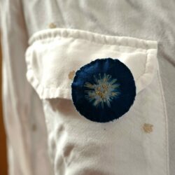 Broche cyanotype représentant une pâquerette, brodée de fil d'or et de perles dorées