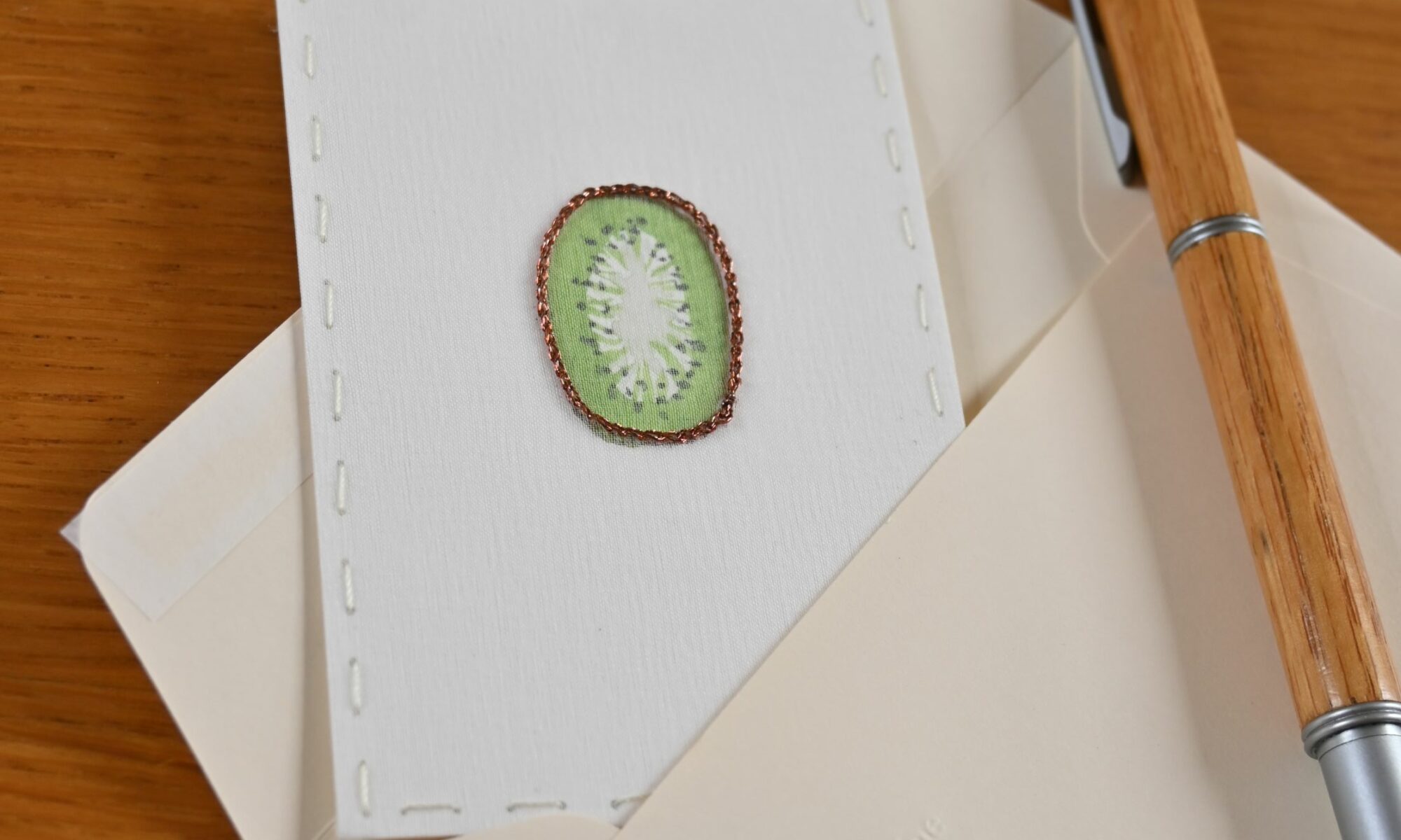 Carte brodée sur organza, fil métallisé
