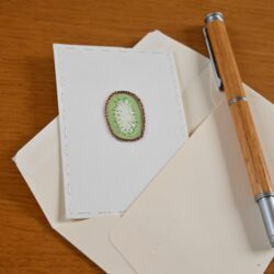 Carte brodée sur organza, fil métallisé
