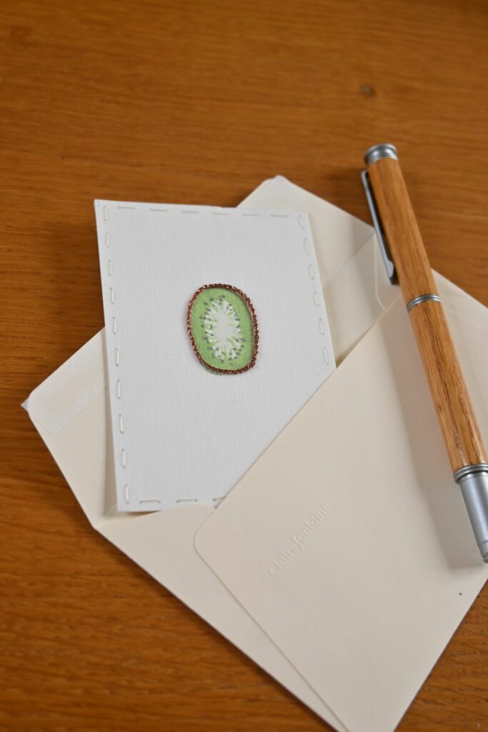Carte brodée sur organza, fil métallisé