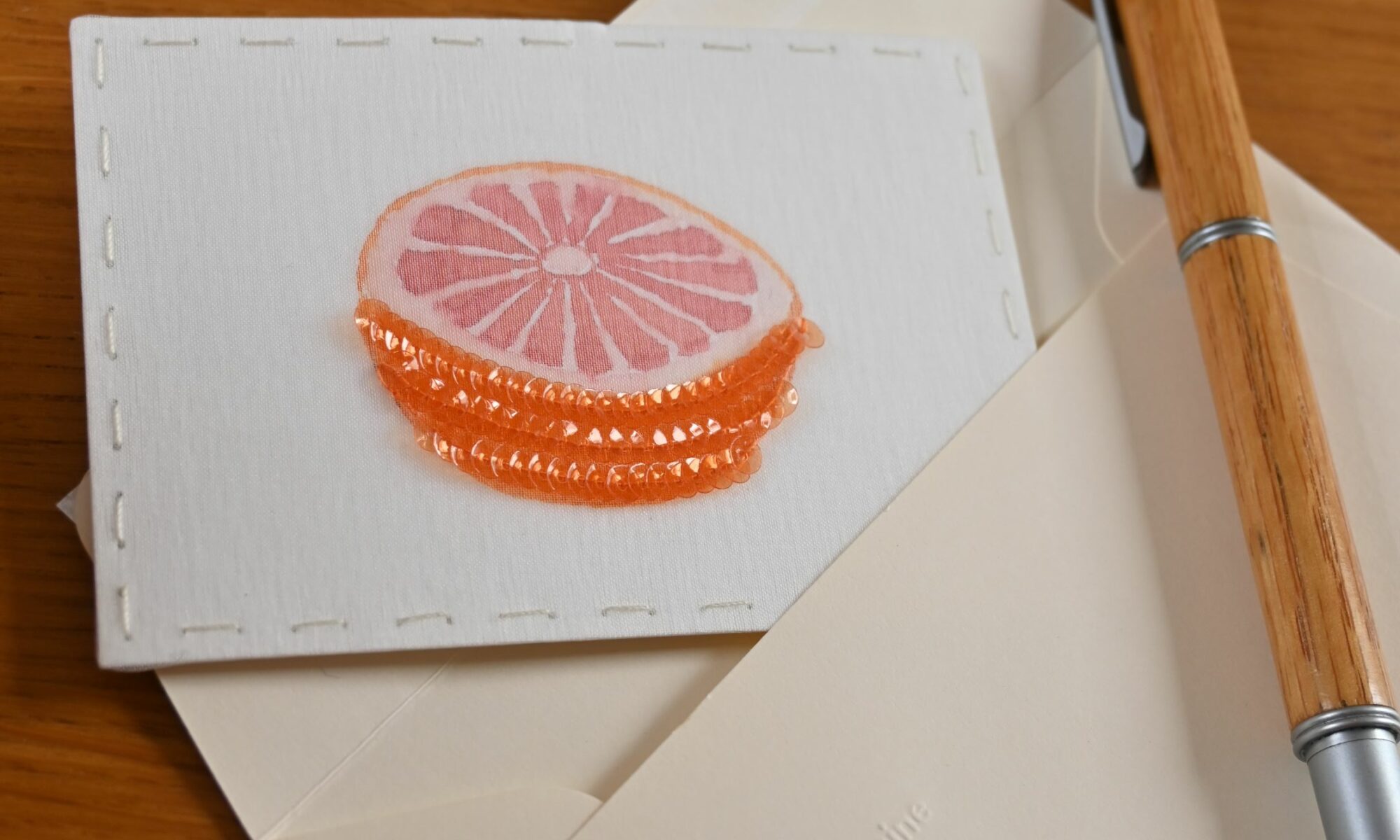 Aquarelle et broderie sur organza, paillettes oranges