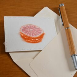 Aquarelle et broderie sur organza, paillettes oranges