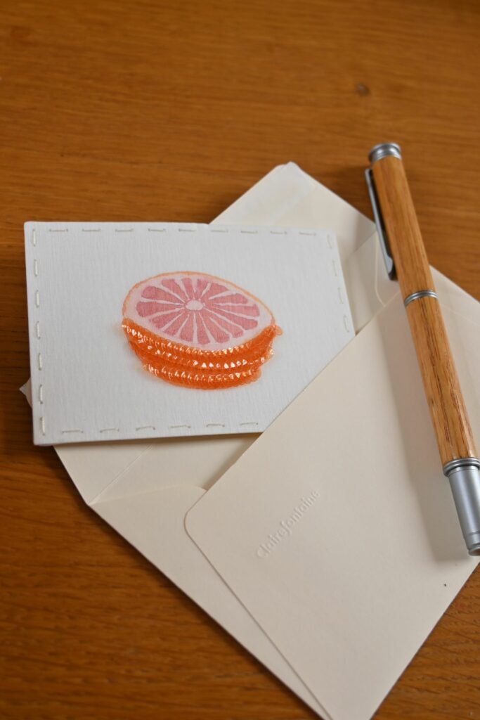Aquarelle et broderie sur organza, paillettes oranges