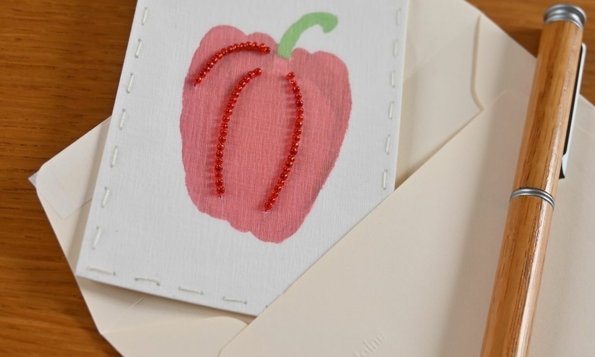 Aquarelle et broderie sur organza de soie, perles de rocaille rouge