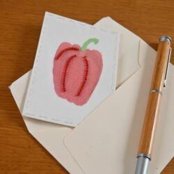 Aquarelle et broderie sur organza de soie, perles de rocaille rouge