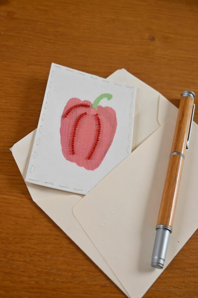 Aquarelle et broderie sur organza de soie, perles de rocaille rouge