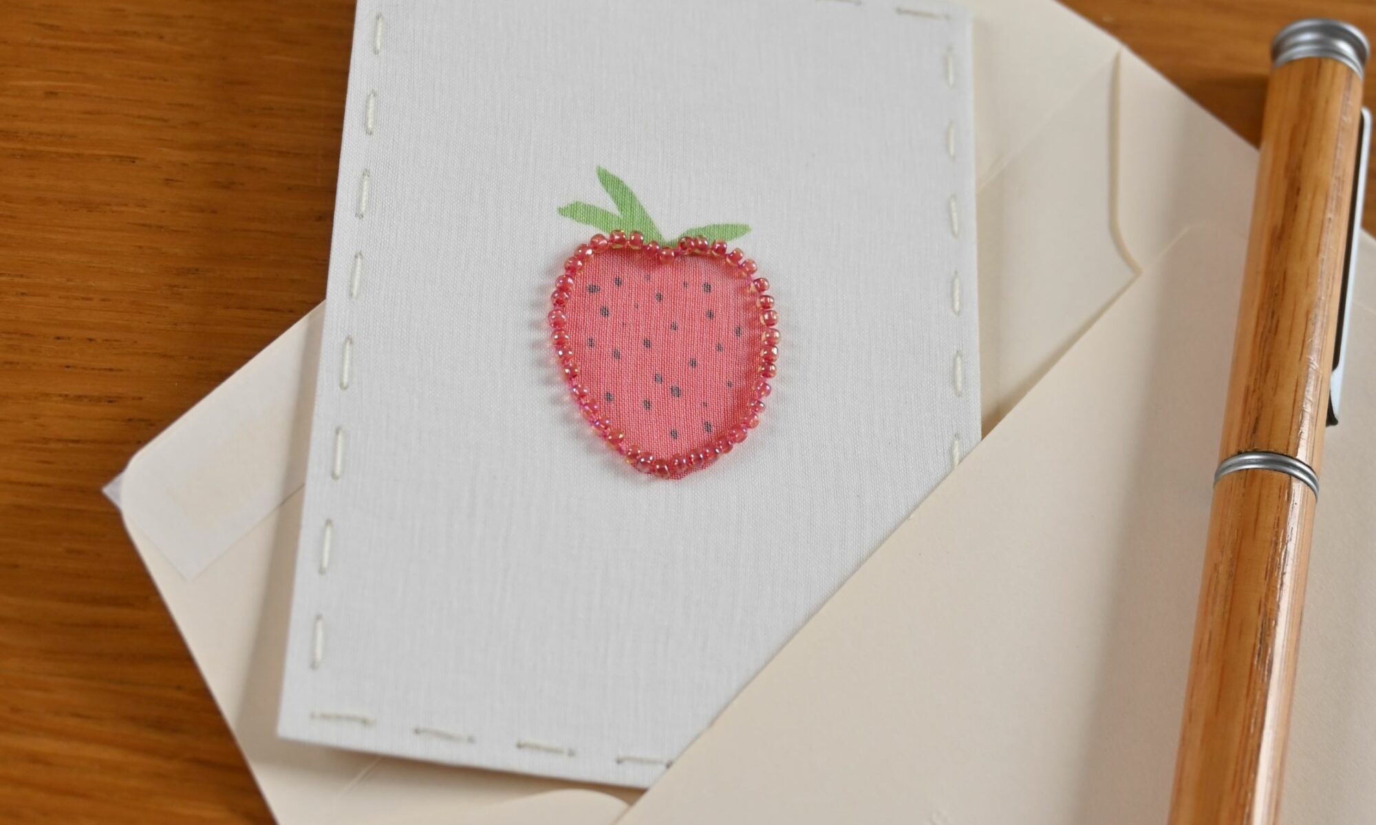 Aquarelle & broderie sur organza de soie, perles de rocaille rose
