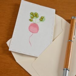 Broderie d'un radis sur organza et dessin d'aquarelle, paillettes et perles de rocaille vertes