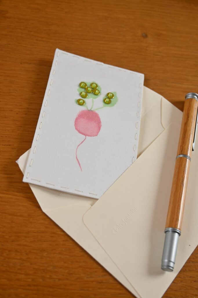 Broderie d'un radis sur organza et dessin d'aquarelle, paillettes et perles de rocaille vertes