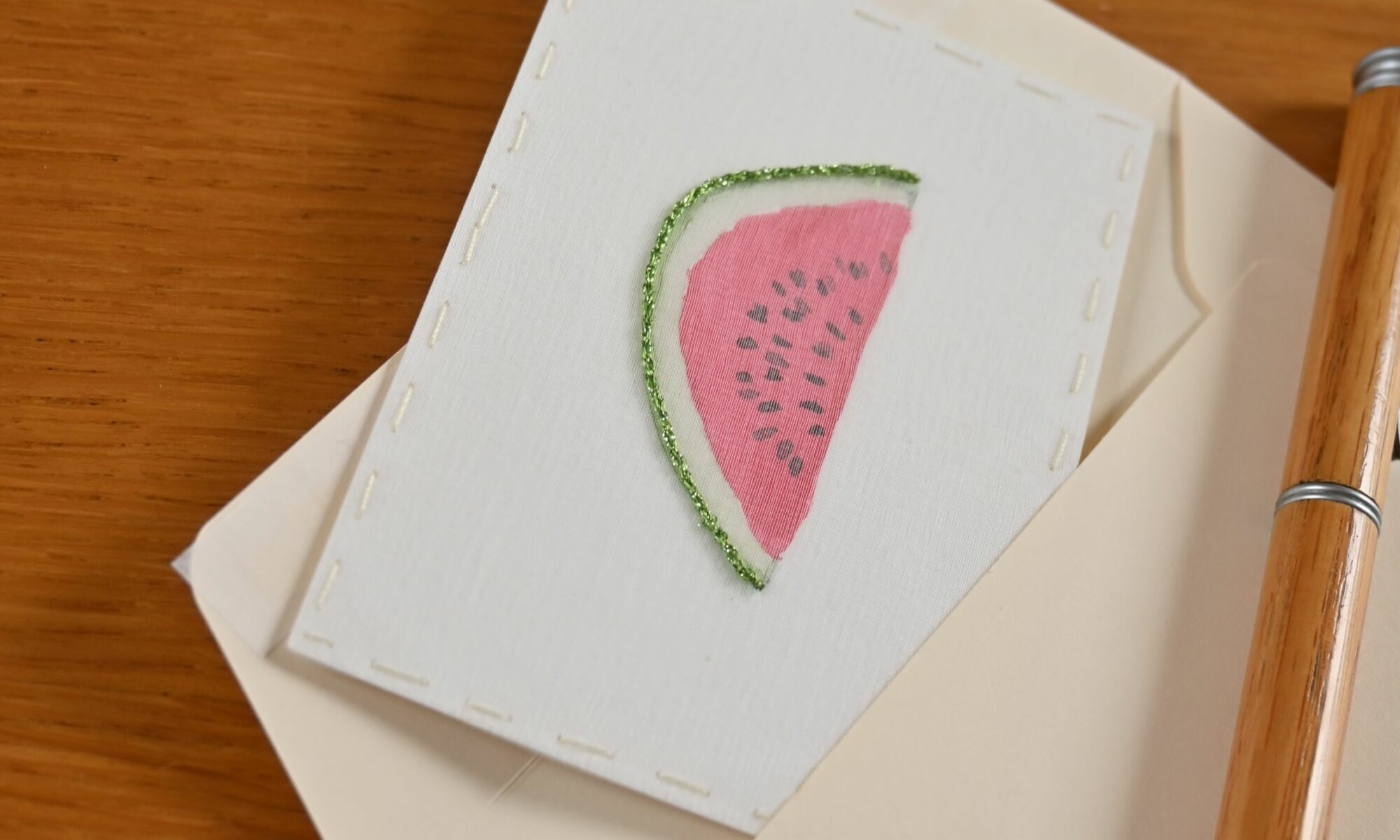 Aquarelle sur papier & broderie sur organza, fil métallisé vert