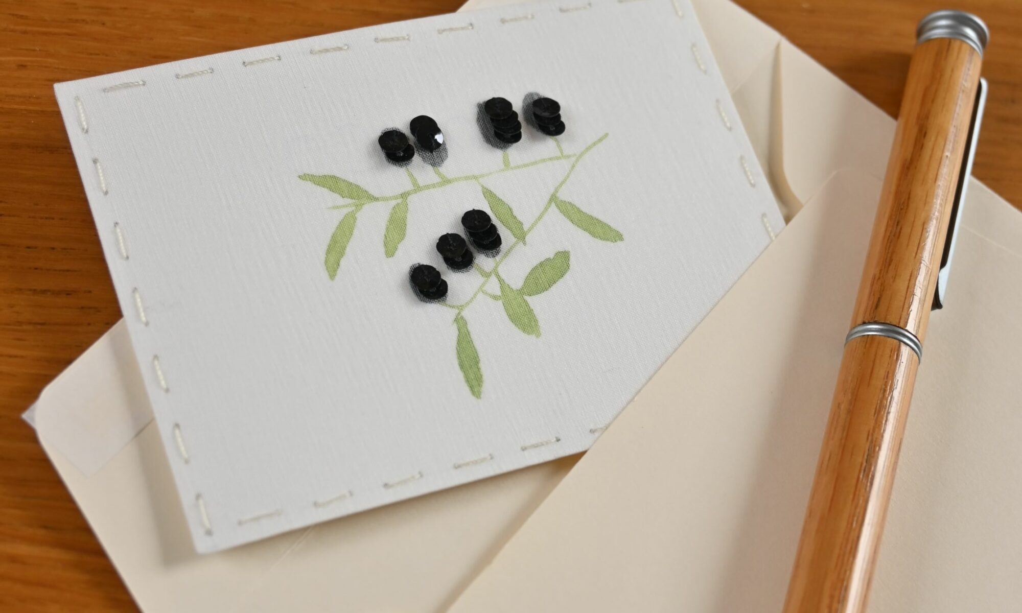 Aquarelle sur papier & broderie sur organza, paillettes incurvées noires