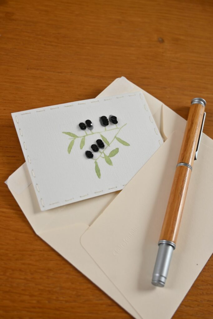 Aquarelle sur papier & broderie sur organza, paillettes incurvées noires