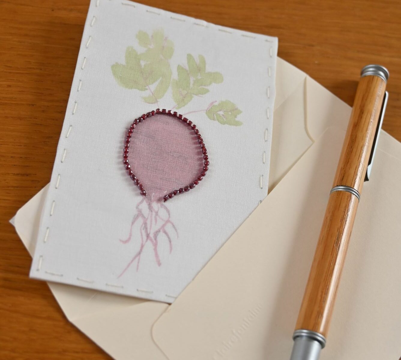 Aquarelle sur papier & broderie sur organza, perles de rocaille violettes