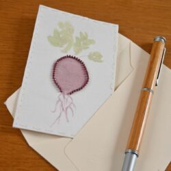 Aquarelle sur papier & broderie sur organza, perles de rocaille violettes