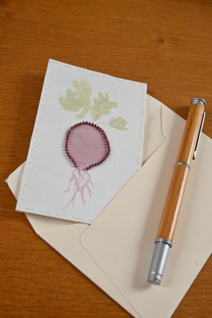 Aquarelle sur papier & broderie sur organza, perles de rocaille violettes