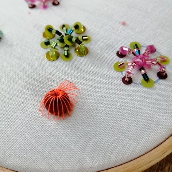 La broderie de perles à l'aiguille est très satisfaisante ! Elle est inspirée d'une technique de broderie japonaise. Quel plaisir de choisir ses perles et ses couleurs et de créer sa propre composition