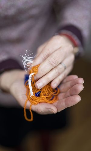 mains-perles-broderie